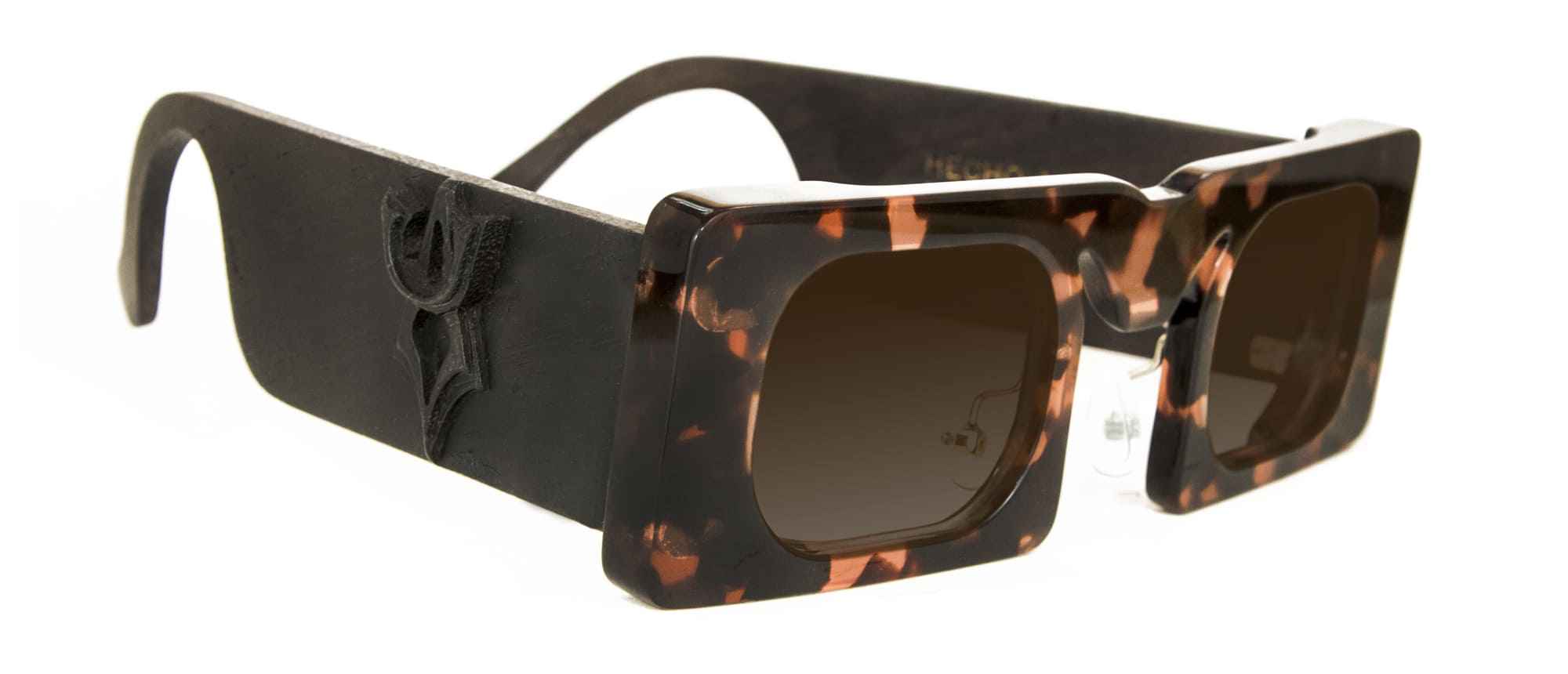 Gafas artesanales Laveta hechas a mano en madera certificada, bioacetato Mazzhucchelli y lentes Zeiss. Calafat